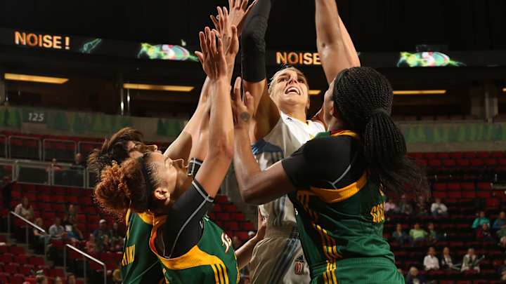 Delle Donne, Vandersloot lead Sky past Storm, 94-84