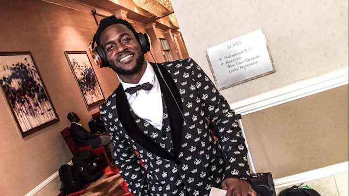 Steelers WR Antonio Brown has a fascinating haircut Steelers WR Antonio Brown has a fascinating haircut
