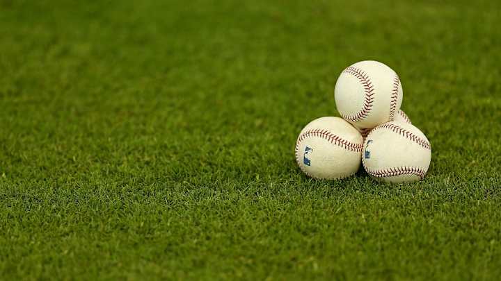 Man with no hands uses foot to throw out first pitch at Giants game