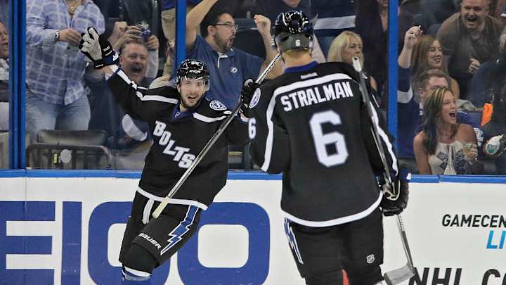 Streaking Bruins beat Lightning to remain unbeaten on road