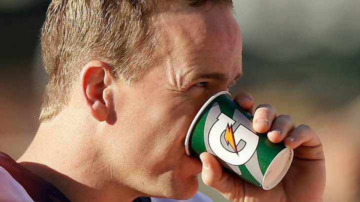 Peyton & Eli Manning, J.J. Watt make fans sweat for Gatorade