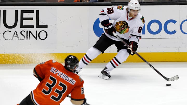 Blackhawks' Kane scores in 19th straight game, sets record
