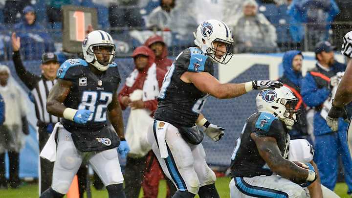 Carr throws TD with 1:21 left as Raiders edge Titans 24-21