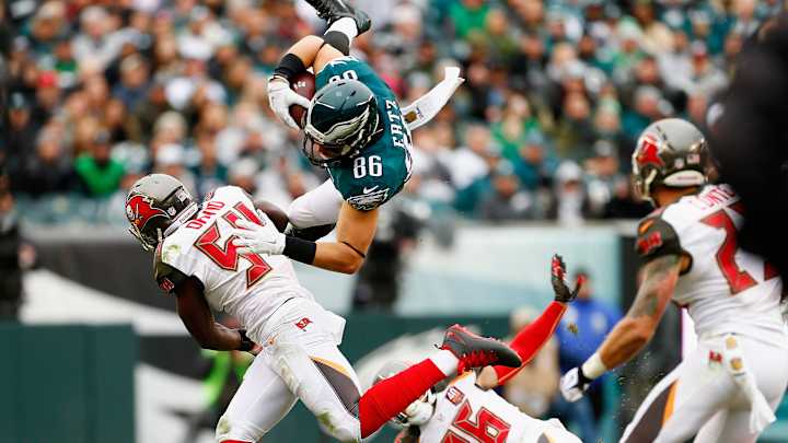 Eagles TE Zach Ertz sustains concussion vs. Buccaneers