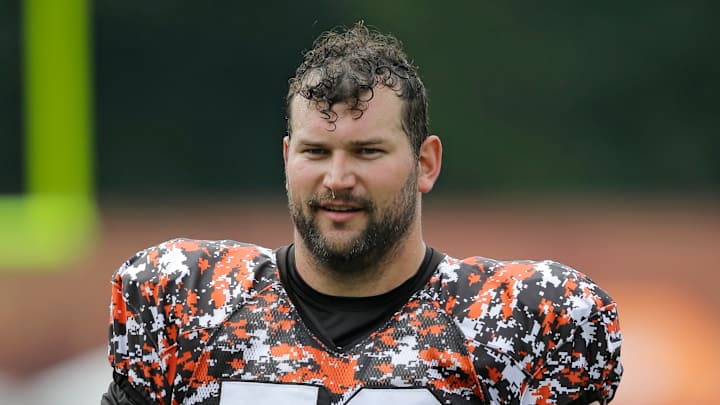 Browns' Thomas dodges knee injury, Manziel rests sore elbow