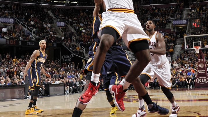 James scores 29 despite bruised quad as Cavs beat Pacers