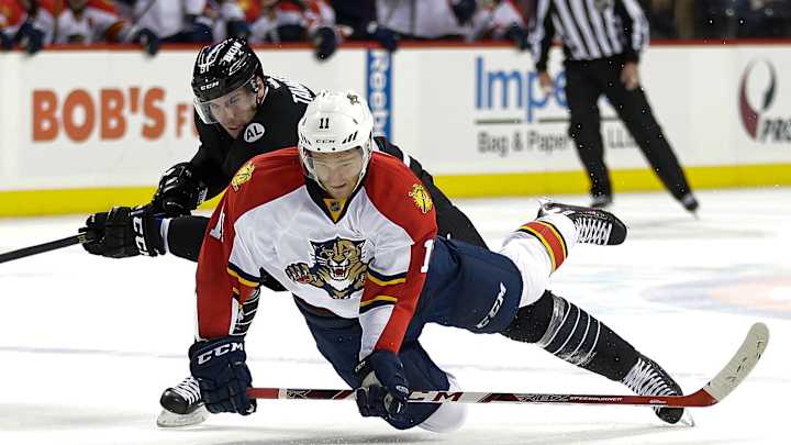 Panthers score 3 in 2nd, beat Islanders 5-1 Panthers score 3 in 2nd, beat Islanders 5-1