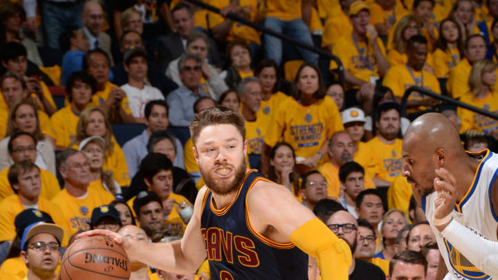 AP source: Cavaliers, Dellavedova agree to 1-year deal