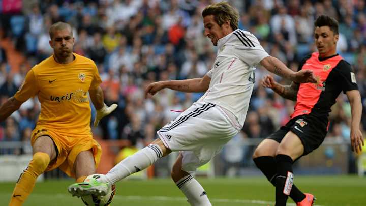 Watch: Confused Real Madrid players attempt two simultaneous throw-ins
