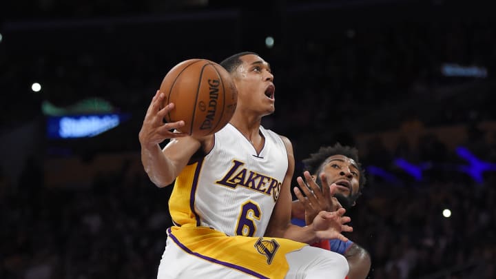 Kobe, Clarkson lead Lakers past Pistons 97-85 for 2nd win