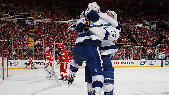 Tyler Johnson's two goals propel Lightning over Red Wings in Game 6