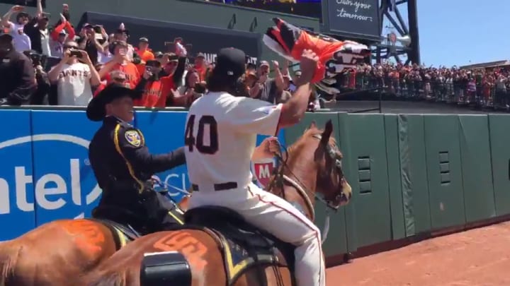 Madison Bumgarner delivers World Series flag while riding a horse