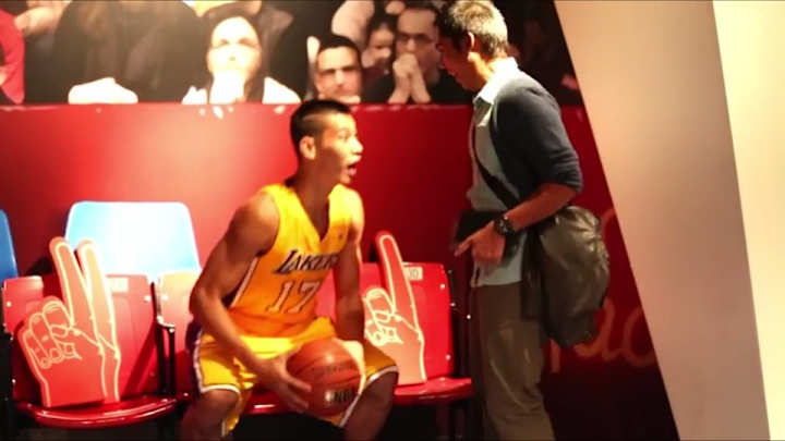 Jeremy Lin pretended to be a wax figure at Madame Tussauds
