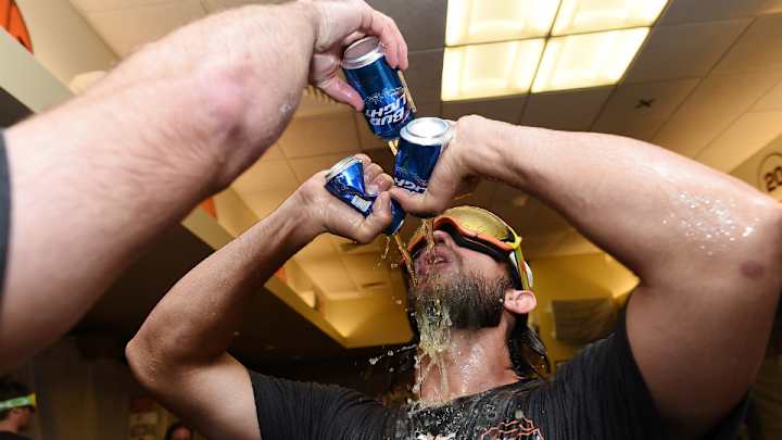 Madison Bumgarner double-fists beers behind Tim Hudson interview Madison Bumgarner double-fists beers behind Tim Hudson interview