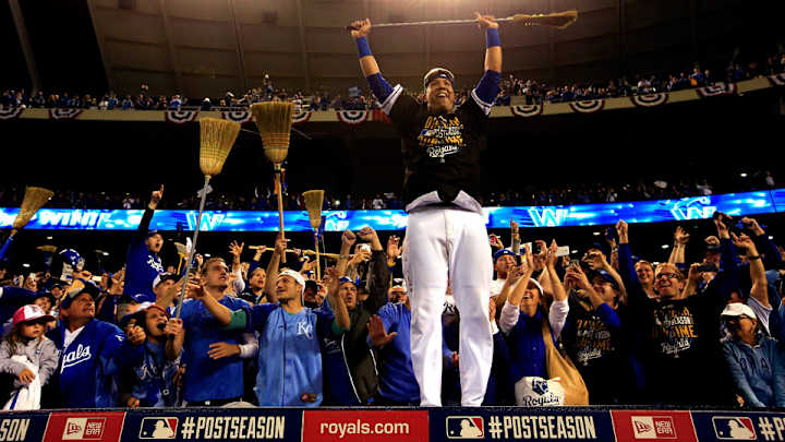 Royals fan with puppy sign adopts Welsh corgi Royals fan with puppy sign adopts Welsh corgi