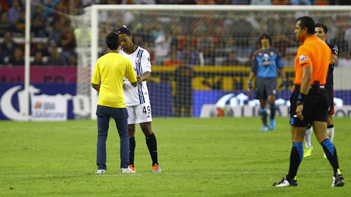 Ronaldinho signs pitch invader's shirt, aces free kick in Queretaro loss Ronaldinho signs pitch invader's shirt, aces free kick in Queretaro loss