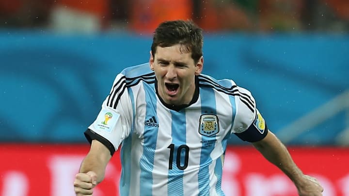 Watch: A plane full of Argentina fans find out they advanced to the World Cup Final