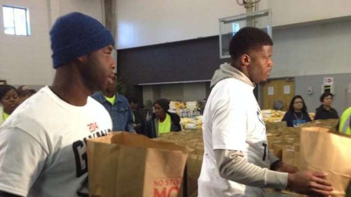 Current and former Texans players donate 2,000 turkey dinners Current and former Texans players donate 2,000 turkey dinners