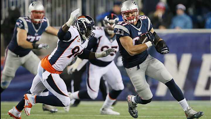 Vintage Gronk puts Patriots back atop AFC with blowout of Broncos