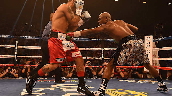 Mayweather defeats Maidana