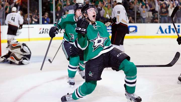 Stars' Ryan Garbutt sneaks below-the-belt hit on Predators' Derek Roy Stars' Ryan Garbutt sneaks below-the-belt hit on Predators' Derek Roy