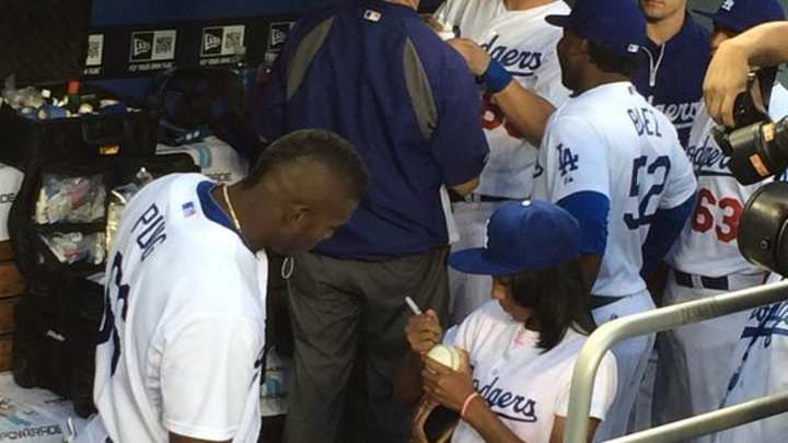 Mo'ne Davis gives Dodgers' Yasiel Puig an autograph before first pitch Mo'ne Davis gives Dodgers' Yasiel Puig an autograph before first pitch