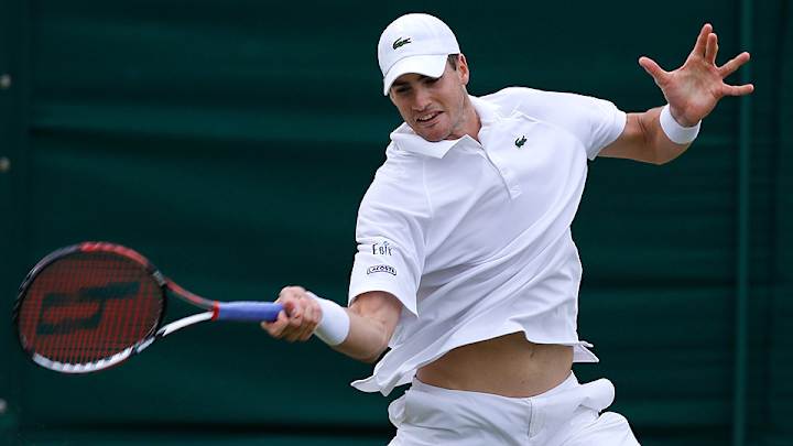 Big-serving Isner wins on Newport's grass courts