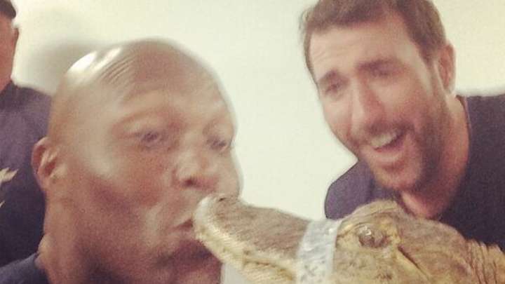 Justin Verlander Convinces Torii Hunter to Kiss an Alligator Justin Verlander Convinces Torii Hunter to Kiss an Alligator