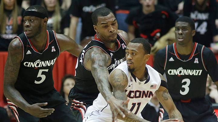 Cincinnati shows off stifling defense in win over Connecticut Cincinnati shows off stifling defense in win over Connecticut