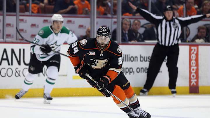 Toronto Maple Leafs sign forward Daniel Winnik Toronto Maple Leafs sign forward Daniel Winnik