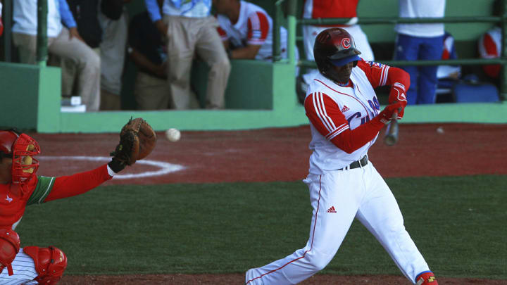 Report: Three teams in mix to sign Cuban outfielder Rusney Castillo