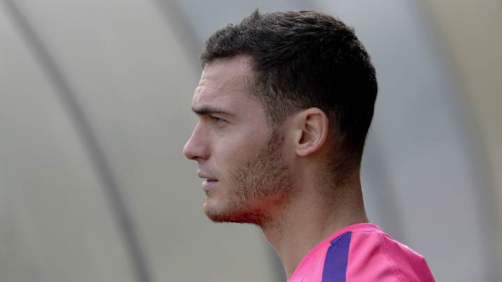 Barcelona's Thomas Vermaelen has hamstring surgery, out four months