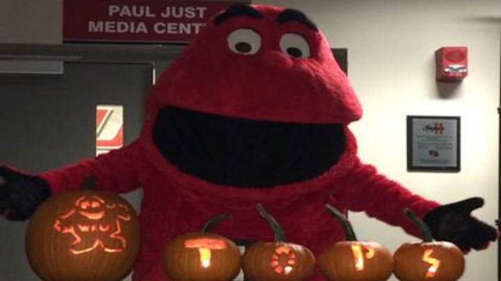 Knife-wielding college mascots face off in pumpkin-carving challenge