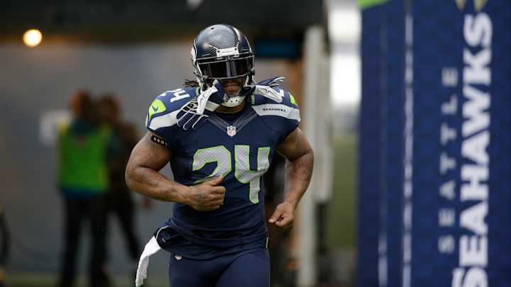 Marshawn Lynch greets Chiefs fans with middle finger Marshawn Lynch greets Chiefs fans with middle finger