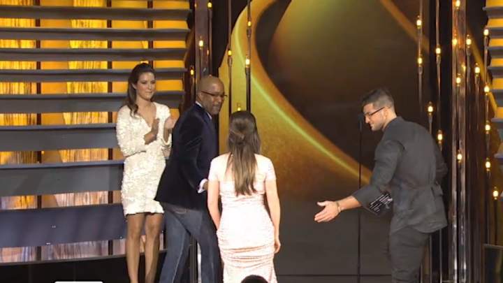 Tim Tebow presents song of the year award at CMAs, gets left hanging Tim Tebow presents song of the year award at CMAs, gets left hanging