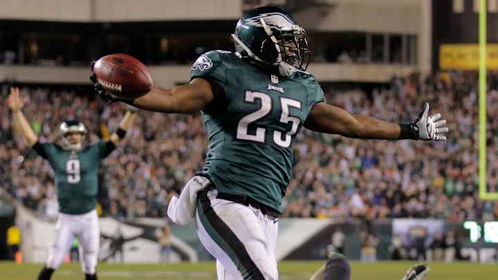 Eagles' LeSean McCoy leaves game with thumb injury