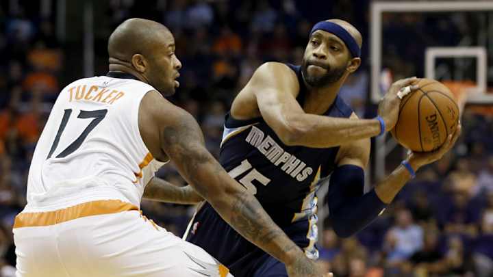 Video: Raptors edge Grizzlies in Vince Carter's emotional return to Toronto Video: Raptors edge Grizzlies in Vince Carter's emotional return to Toronto