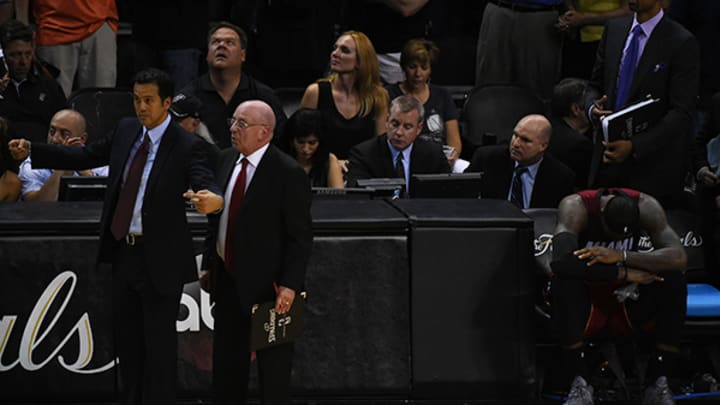 Spurs apologize for AT&T Center's malfunctioning air conditioning during Game 1
