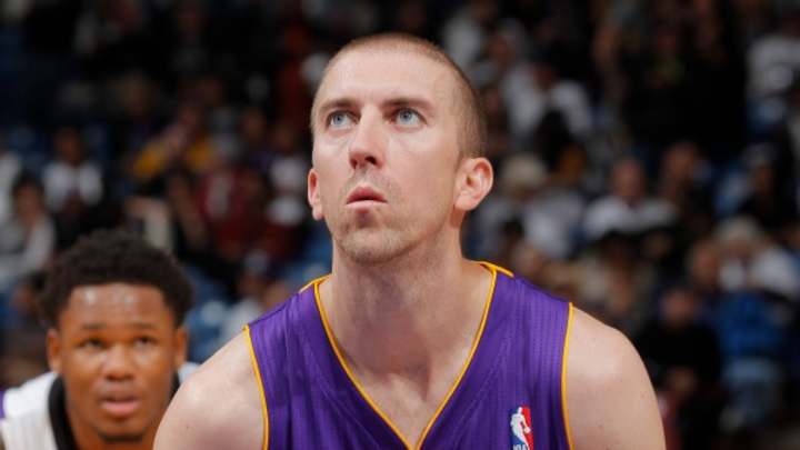 Lakers guard Steve Blake ruptures eardrum, continues to play