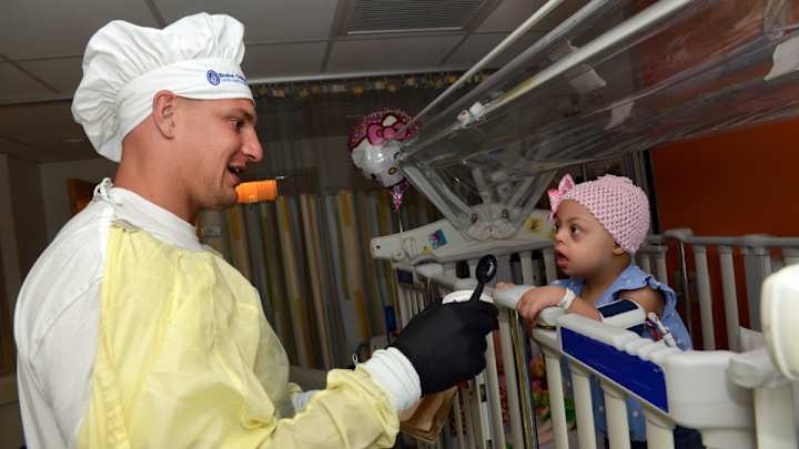 Patriots' Rob Gronkwski visits Boston Children's Hospital, remains the best