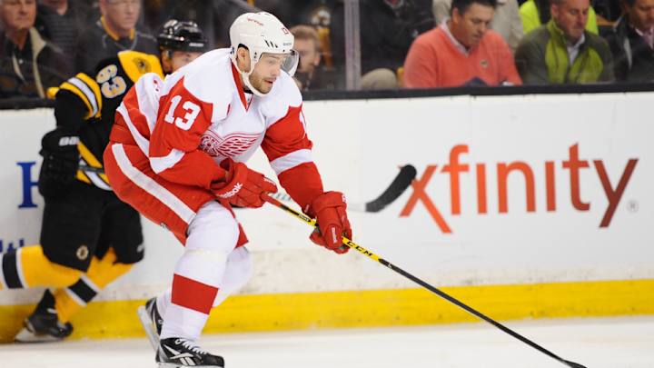 Red Wings center Pavel Datsyuk injures shoulder against Penguins