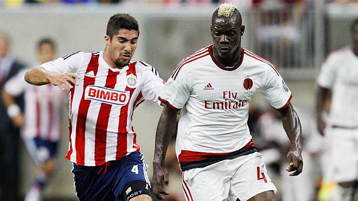 Mario Balotelli scores free kick, leads AC Milan past Chivas Guadalajara