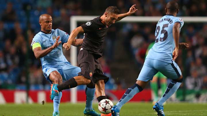 Roma earns draw at Man City; Totti breaks age record