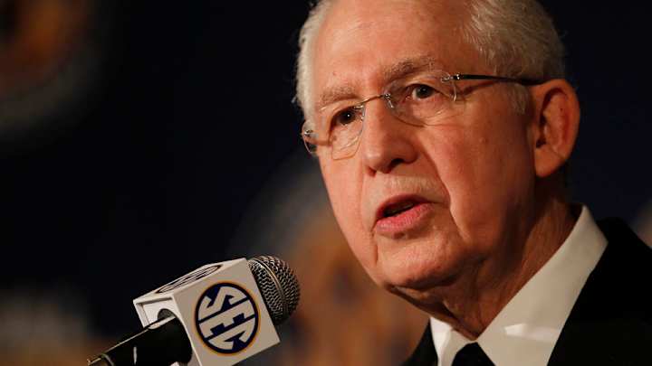 SEC commissioner Mike Slive retiring in 2015