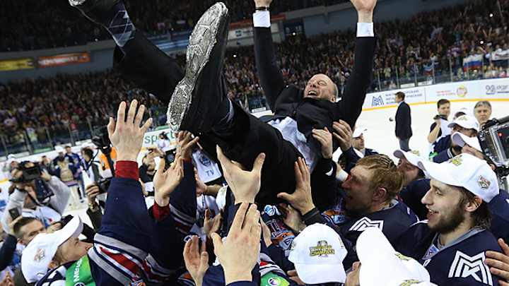 Mike Keenan coaches Metallurg Magnitogorsk to KHL title