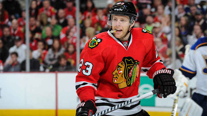 Chicago Blackhawks forward Kris Versteeg out three weeks Chicago Blackhawks forward Kris Versteeg out three weeks