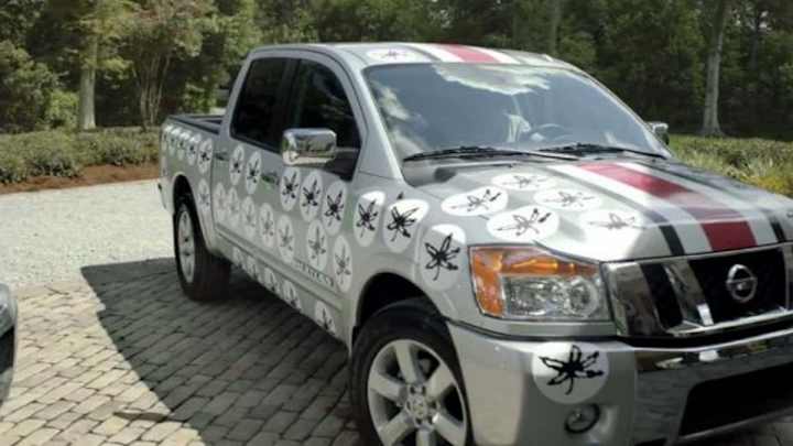 Ohio State fan creates a mobile Buckeyes helmet out of his truck