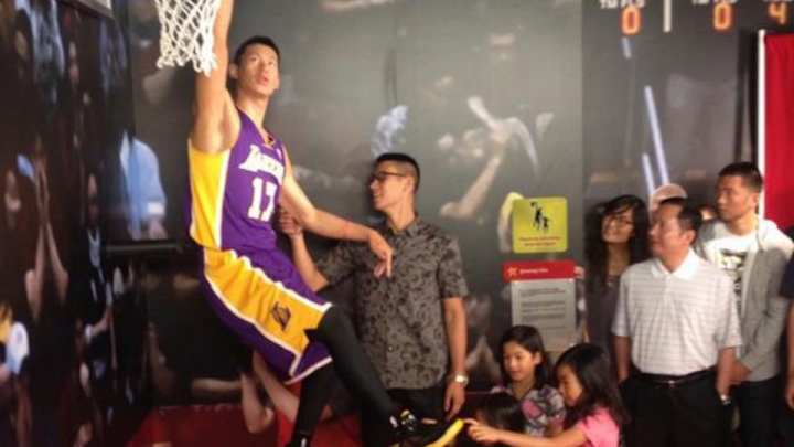 Lakers' Jeremy Lin checks out wax Jeremy Lin at Madame Tussauds