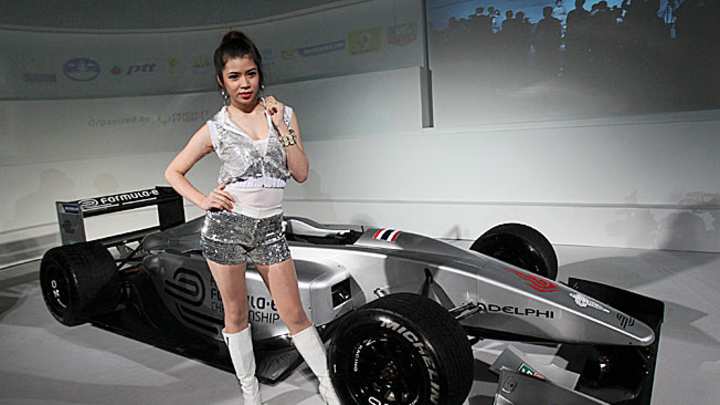 Electric Formula E race car makes debut on Las Vegas Strip