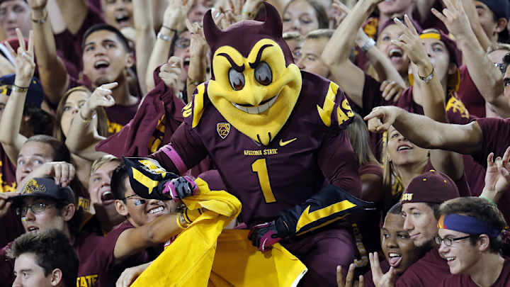 Between The Hashes Week 11: John McCain meets Sparky, Tiger Dog